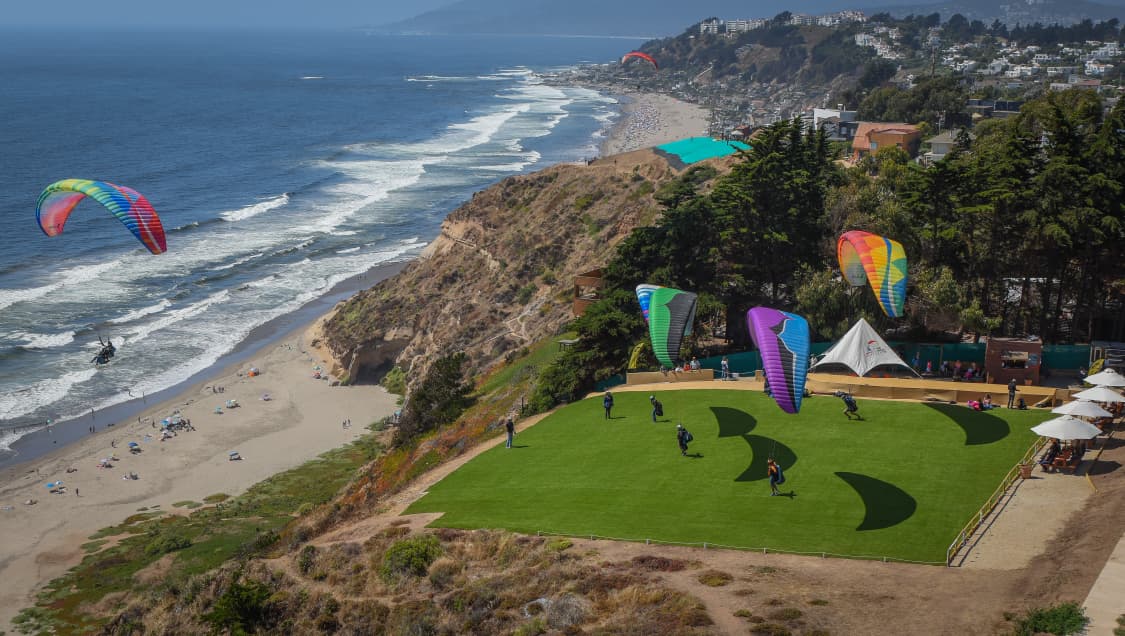 Vista aérea de la pista de parapente y la costa de Maitencillo